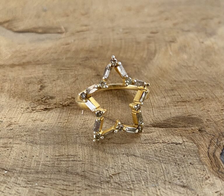Lot De 8 Bijoux En Plaqué Or Avec Zircons Cubiques - Forme Diamant Et Figurines